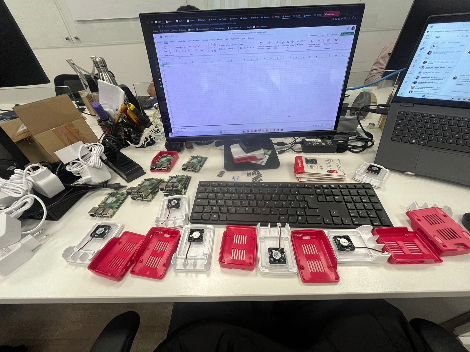Diagnóstico técnico em notebook na bancada da Technofy, no Jardim Represa